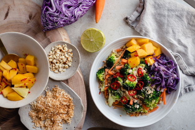 Glutenfri thaiinspirerad quinoabowl med små skålar med topping